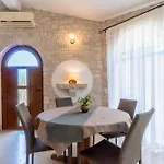 بيت ضيافة Percan With Pool 3*