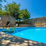 Percan With Pool بيت ضيافة 3*