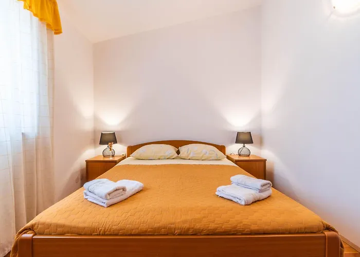 Gostinjska kuća Apartments Percan With Pool 3*