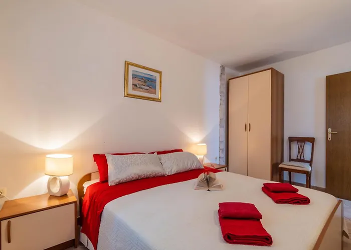 Apartments Percan With Pool Gostinjska kuća Krnica