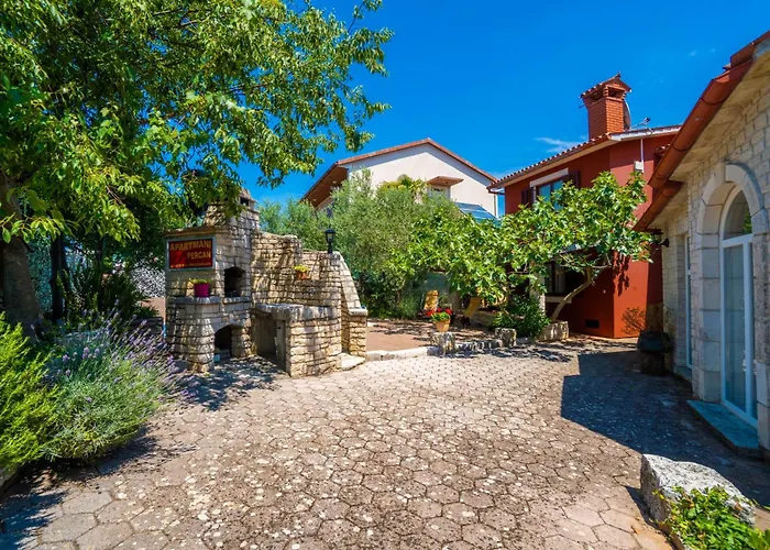 Apartments Percan With Pool Gostinjska kuća