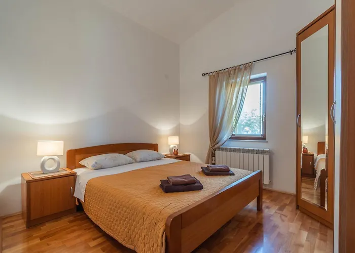 Gostinjska kuća Apartments Percan With Pool