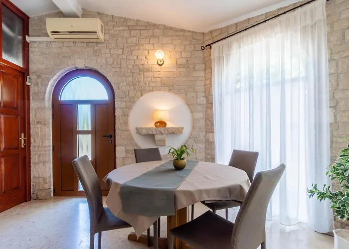 Gostinjska kuća Apartments Percan With Pool 3*