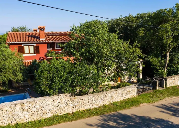 Gostinjska kuća Apartments Percan With Pool Krnica