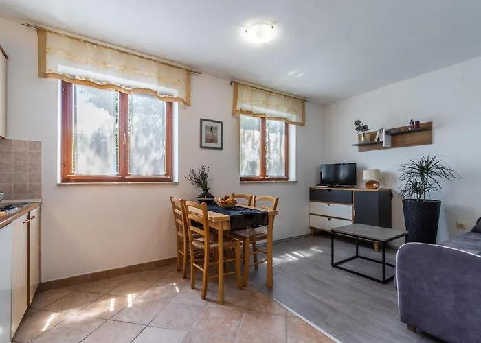 Apartments Percan With Pool Gostinjska kuća