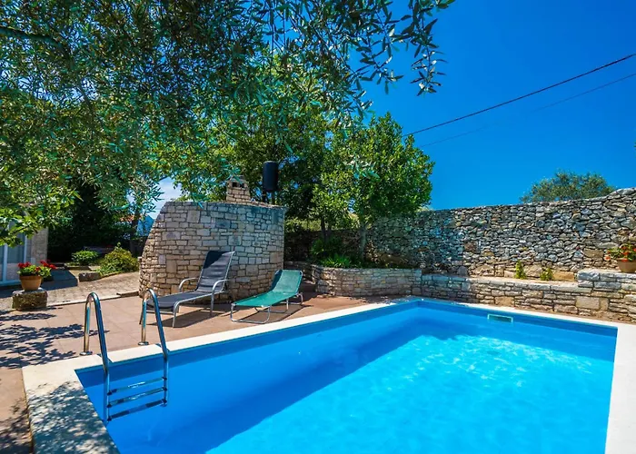 Gostinjska kuća Apartments Percan With Pool 3*