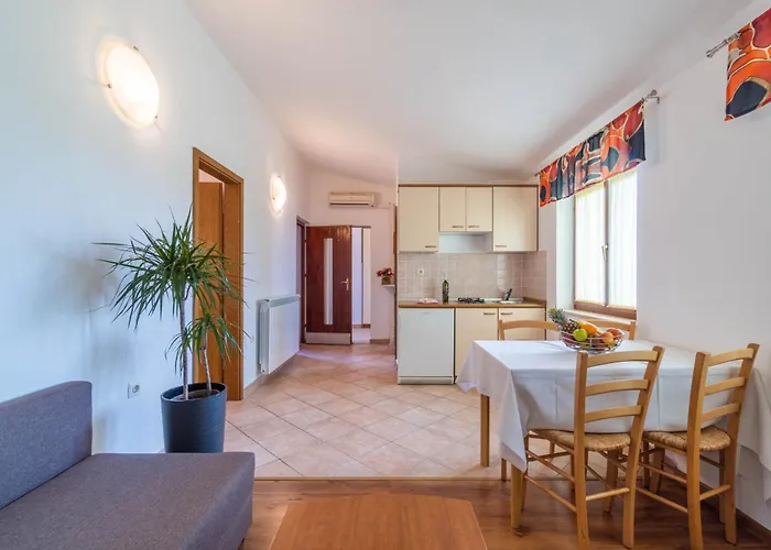 Gostinjska kuća Apartments Percan With Pool Krnica