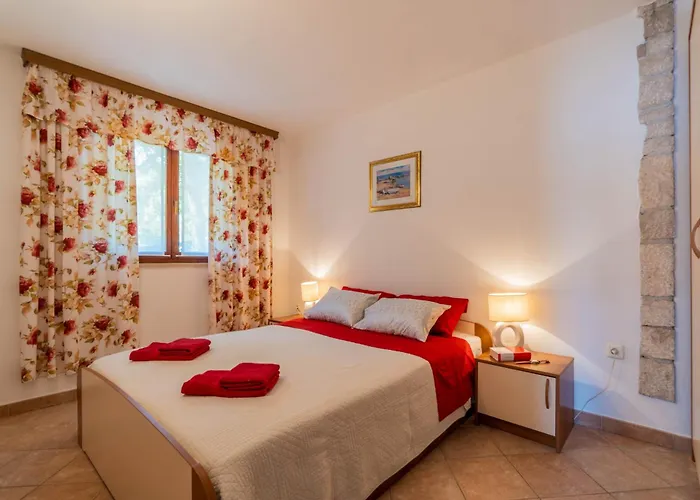 Gostinjska kuća Apartments Percan With Pool