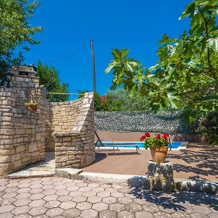 Percan With Pool בית הארחה 3*