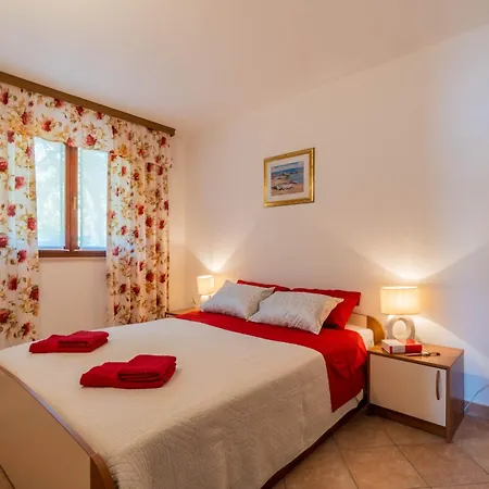 Guest house Apartments Percan With Pool