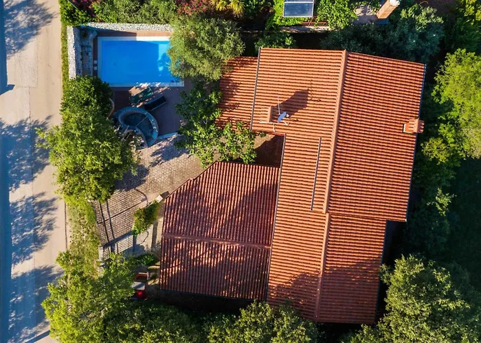 Percan With Pool بيت ضيافة كرينكا